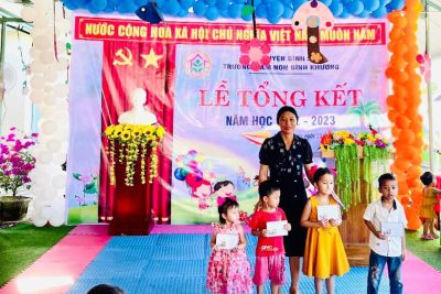 Hè về, ve kêu, những khoảng trời rực đỏ chùm phượng vĩ… cũng là khi những cô cậu học trò rời ghế nhà trường với những bịn rịn, lưu luyến nói lời chia xa với thầy cô, bạn bè. Một năm học đã từ từ khép lại. Chúc các em có một mùa hè thú vị.  Nhà trường xin gửi lời cảm ơn sâu sắc đến lãnh đạo địa phương, các cơ quan, ban, ngành, hội, đoàn thể của xã nhà đã đồng hành cùng trường Mầm Non Bình Khương trong năm học 2022-2023 #Lễ #Tổng #Kết #Thành #Công #Rực #Rỡ