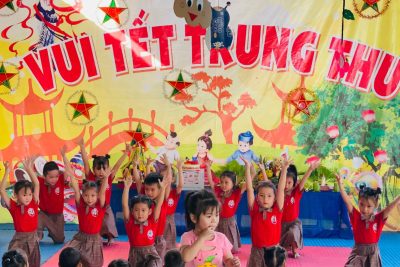 Vui Tết Trung Thu – Thế là một cái tết trung thu thật vui vẻ và ý nghĩa đã đến. Không khí trung thu đã tràn ngập khắp mọi nơi, cùng niềm vui hân hoan của tuổi thơ. Tết trung thu từ bao đời nay đã là một nét đẹp truyền thống văn hóa, là dịp để toàn xã hội dành tình yêu thương, sự quan tâm, chăm sóc đối với các em thiếu niên, nhi đồng.  Trung thu lại về cùng các bạn nhỏ dưới mái #Trường #Mầm #Non #Bình #Khương