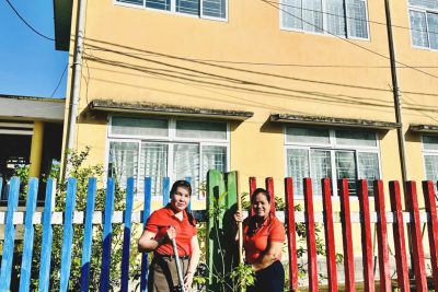 🌟 Thực hiện Kê hoạch Số: 24/ KH-UBND ngày 04/02/2026 của UBND xã Bình Minh về việc tổ chức “Tết trồng cây xuân Bính Ngọ năm 2026″. Thực hiện Nghị quyết của Chi bộ, nhà trường. 🪷🪷🪷Thực hiện lời dạy của Bác Hồ “Mùa xuân là Tết trồng cây, làm cho đất nước càng ngày càng xuân”. Hòa chung không khí vui tươi, phấn khởi của những ngày đầu xuân, Trường Mầm non Bình Khương đã tổ chức ra quân hưởng ứng Tết trồng cây nhân dịp xuân Bính Ngọ. 👉 Hoạt động diễn ra với sự tham gia nhiệt tình của cán bộ, giáo viên, nhân viên trong nhà trường. Đây là việc làm ý nghĩa nhằm góp phần bảo vệ môi trường, tạo cảnh quan xanh – sạch – đẹp, đồng thời phát huy truyền thống và nét đẹp văn hóa của dân tộc về trồng, chăm sóc và bảo vệ cây, bảo vệ tài nguyên rừng. 🏫🏫 Trong buổi ra quân, tập thể nhà trường đã cùng nhau trồng 16 cây hoa lược vàng dọc tuyến đường DH04 theo hàng rào nhà trường và chăm sóc nhiều loại cây xanh, cây hoa trong khuôn viên trường. Những hàng cây mới được vun trồng không chỉ làm đẹp môi trường học tập, đẹp quê hương, đường làng mà còn mang theo hy vọng về một năm mới tươi xanh, phát triển.